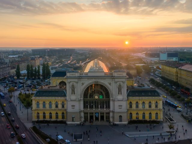 Parkolás a Keleti pályaudvar közelében – Gyors, biztonságos és megfizethető megoldás utazás előtt