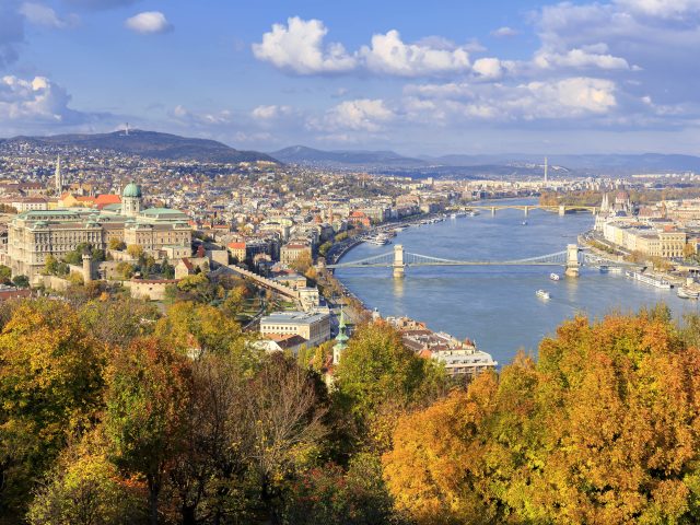 Budapest felfedezése autóval és tömegközlekedéssel – Kényelmes és fenntartható városi élmények a KeletiParking.hu segítségével